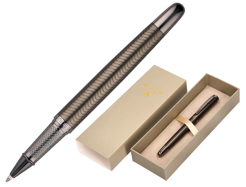 STYLO-BILLE BELIUS NEPTUNO ALUMINIUM TEXTURE ONDULEE ATTRIBUTS GUN ENCRE BLEUE COLORIS KAKI DANS COFFRET CADEAU