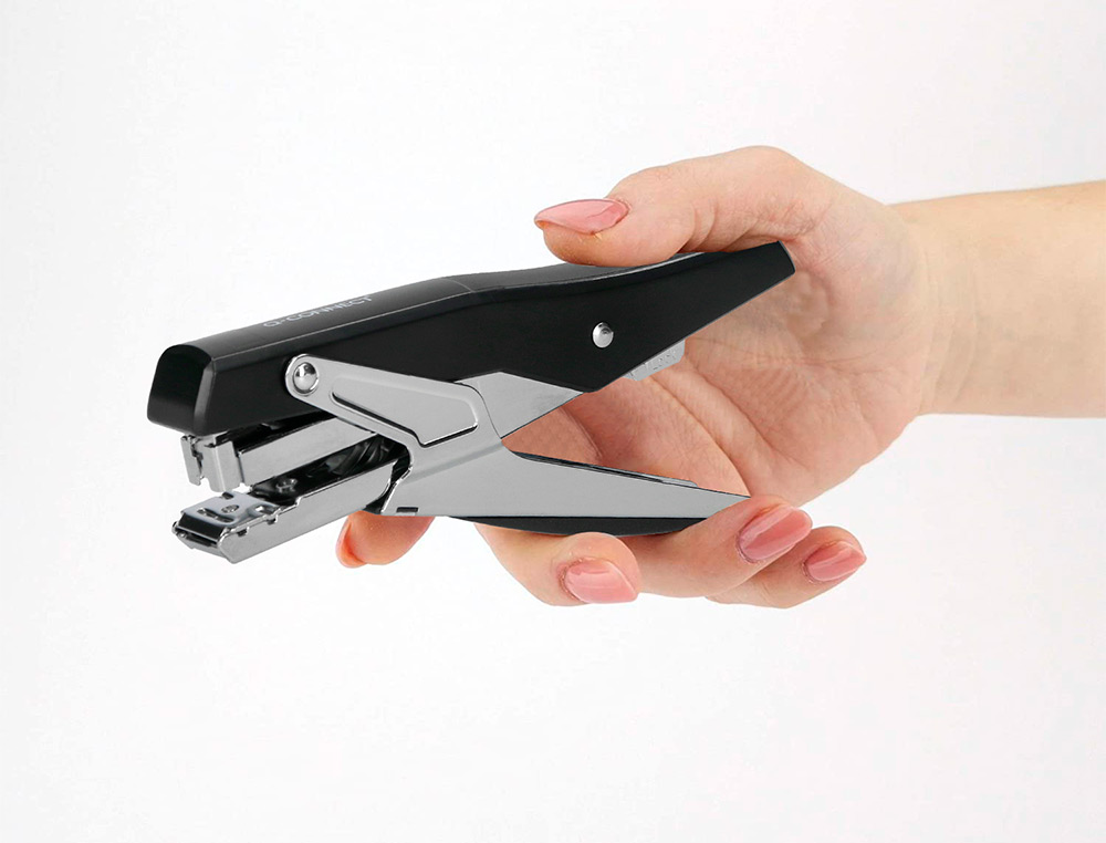 PINCE  AGRAFER Q-CONNECT ERGONOMIQUE 75X25X175MM 25F AGRAFES 24/6 ET 26/6 COLORIS CHROM/NOIR