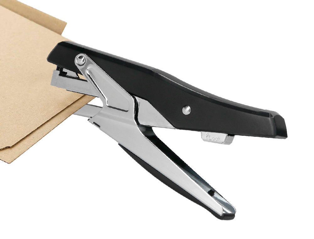 PINCE  AGRAFER Q-CONNECT ERGONOMIQUE 75X25X175MM 25F AGRAFES 24/6 ET 26/6 COLORIS CHROM/NOIR