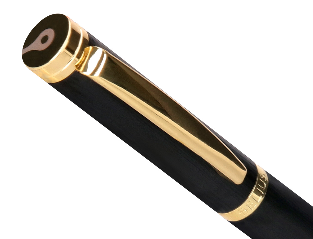 STYLO-PLUME ET ETUI EN SIMILI CUIR BELIUS PASSION ALUMINIUM BROSSE ATTRIBUTS OR ENCRE BLEUE COLORIS NOIR COFFRET CADEAU