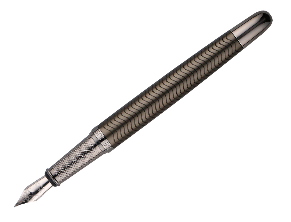 STYLO-PLUME BELIUS NEPTUNO ALUMINIUM TEXTURE ONDULEE ATTRIBUTS GUN ENCRE BLEUE COLORIS KAKI DANS COFFRET CADEAU