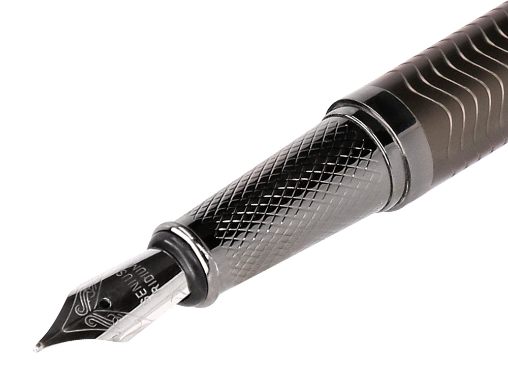 STYLO-PLUME BELIUS NEPTUNO ALUMINIUM TEXTURE ONDULEE ATTRIBUTS GUN ENCRE BLEUE COLORIS KAKI DANS COFFRET CADEAU