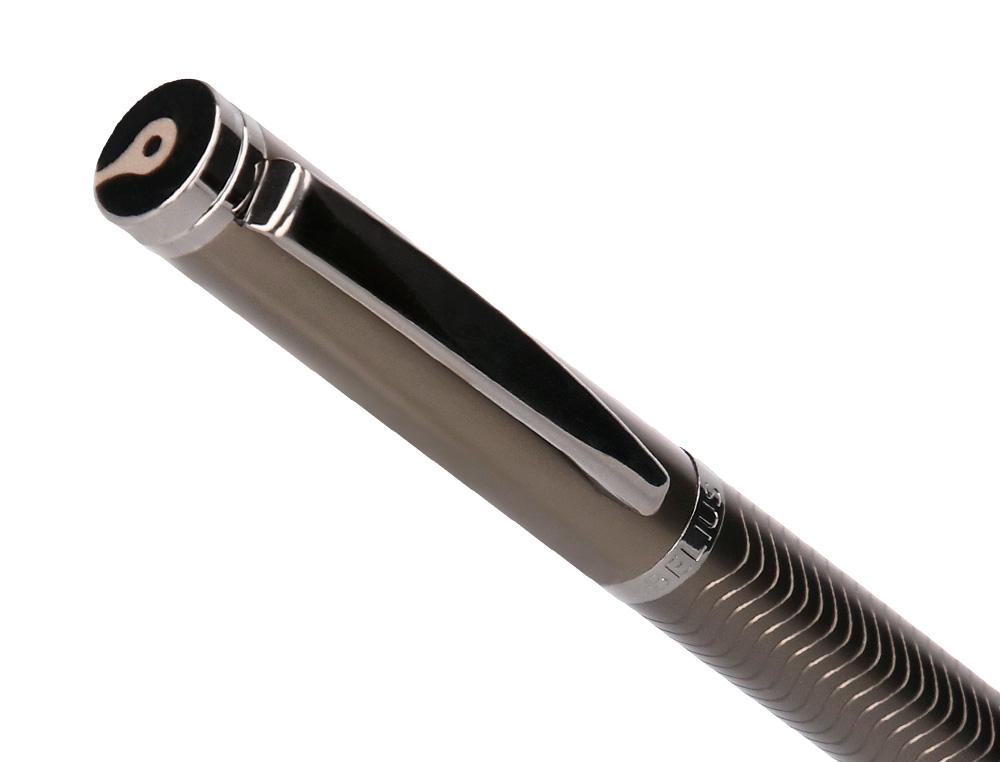 STYLO-PLUME BELIUS NEPTUNO ALUMINIUM TEXTURE ONDULEE ATTRIBUTS GUN ENCRE BLEUE COLORIS KAKI DANS COFFRET CADEAU