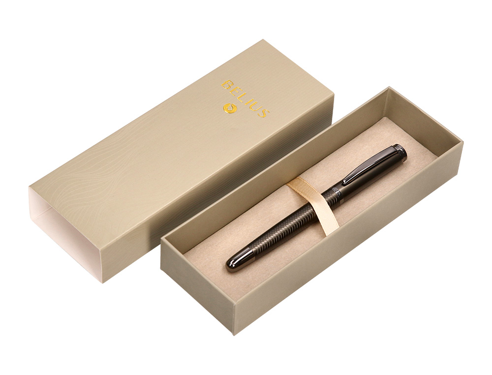 STYLO-PLUME BELIUS NEPTUNO ALUMINIUM TEXTURE ONDULEE ATTRIBUTS GUN ENCRE BLEUE COLORIS KAKI DANS COFFRET CADEAU