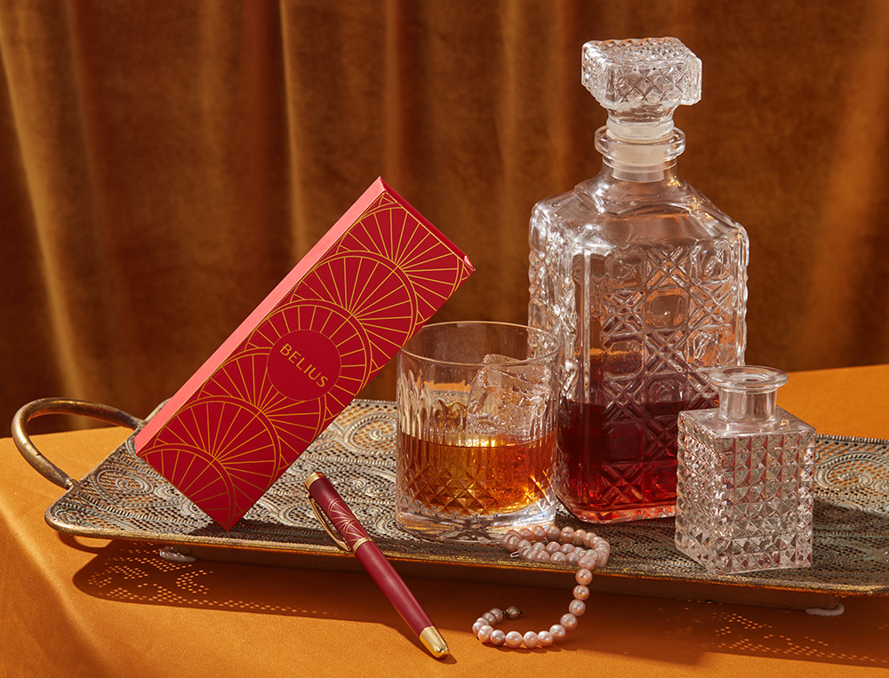 STYLO-PLUME ET ETUI SIMILI CUIR BELIUS SOIREE ALUM. DETAILS ET ATTRIBUTS OR ENCRE BLEUE COLORIS BORDEAUX COFFRET CADEAU