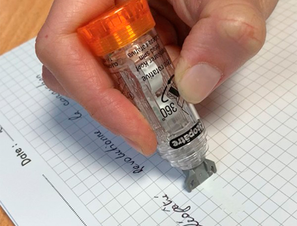EFFACEUR D'ENCRE CLEOPATRE CORRECTEUR RECHARGEABLE AVEC  TETE ROTATIVE 360  .          DIMENSION 6M X5 MM