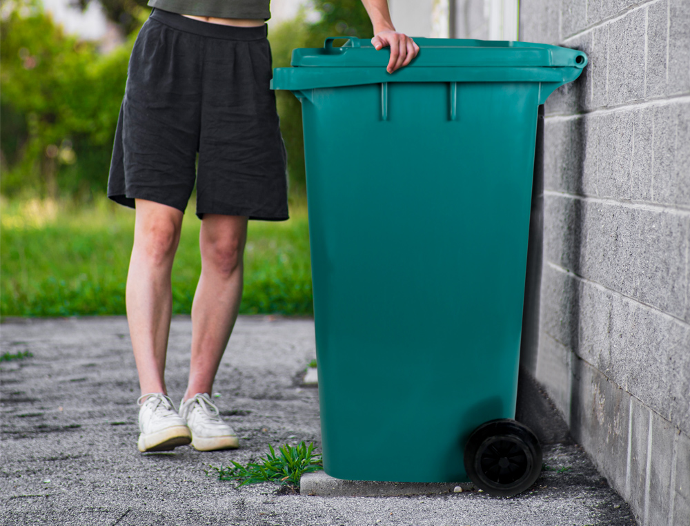 POUBELLE CONTENEUR Q-CONNECT PLASTIQUE AVEC COUVERCLE ET   ROUES CAPACITE 240L           1040X620X610 MM COLORIS VERT