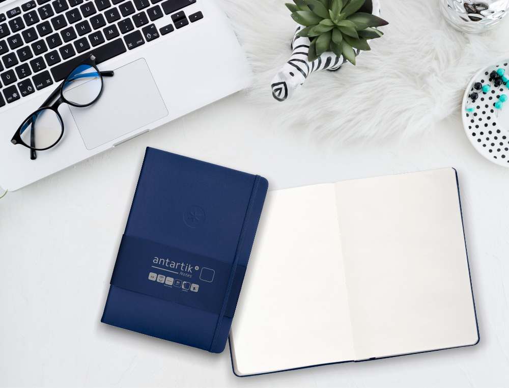 CARNET FERMETURE ELASTIQUE ANTARTIK NOTES COUVERTURE RIGIDE A5 PAPIER UNI IVOIRE 100 FEUILLES 80GR FSC BLEU MARINE