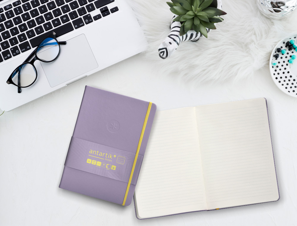 CARNET FERMETURE ELASTIQUE JAUNE ANTARTIK NOTES COUVERTURE RIGIDE A5 LIGNE 100 FEUILLES 80GR FSC COLORIS LILAS
