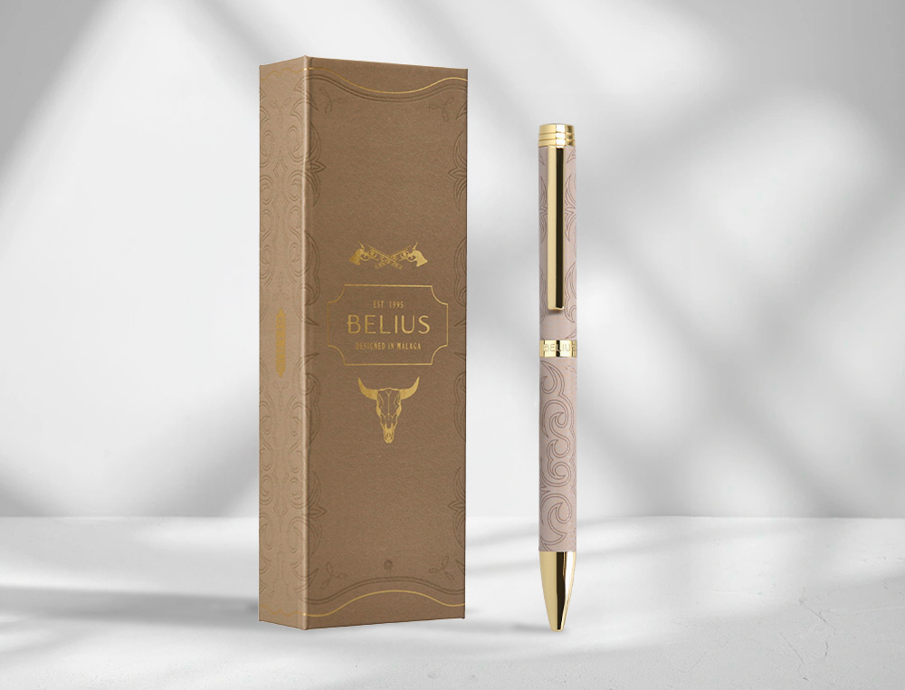 STYLO-BILLE BELIUS WILD WEST ALUMINIUM ENCRE BLEUE ATTRIBUTS DORES COLORIS BEIGE COFFRET DESIGN