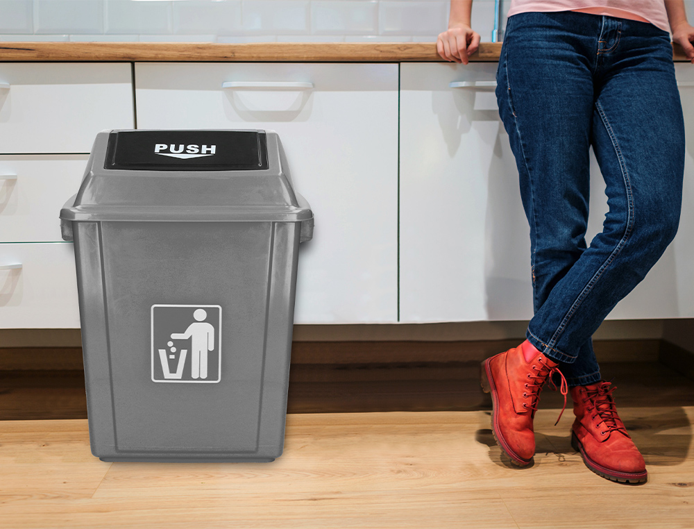POUBELLE Q-CONNECT PLASTIQUE COUVERCLE BASCULANT OUVERTURE FACILE 2 POIGNES 40L 410X280X610MM COLORIS GRIS