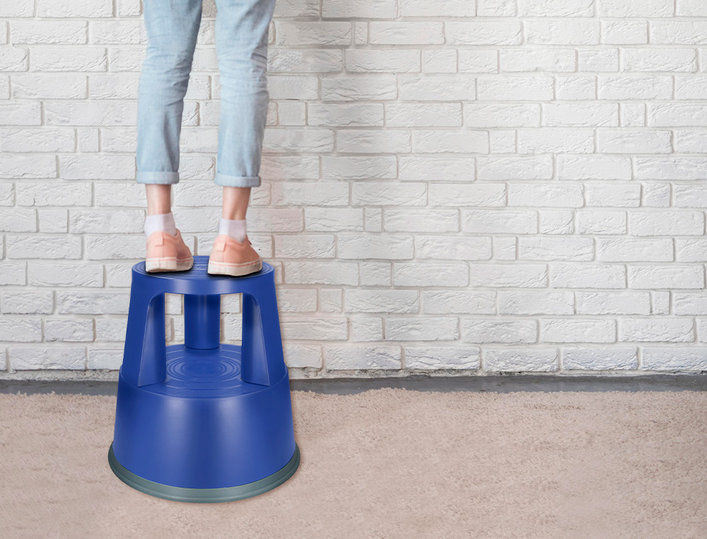 TABOURET Q-CONNECT PLASTIQUE ROUES CAOUTCHOUC RTRACTABLES 2 NIVEAUX BASE 44CM HAUTEUR 43CM POIDS 2.9KG COLORIS BLEU