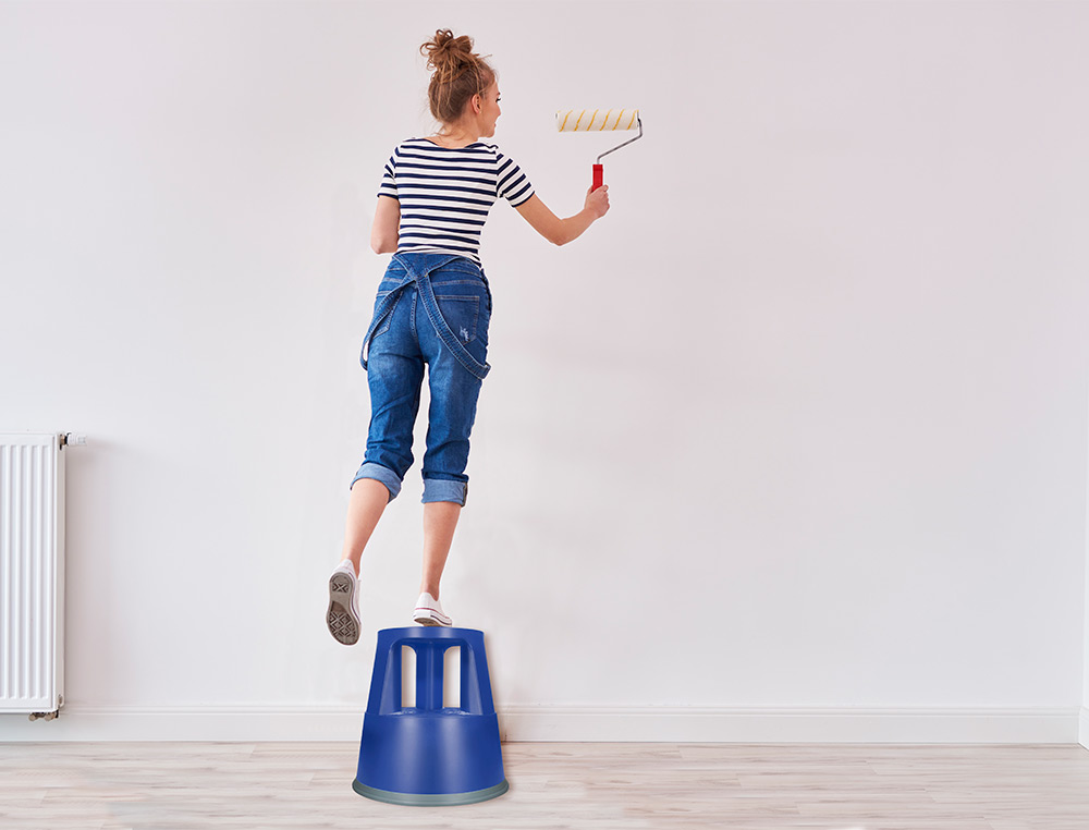 TABOURET Q-CONNECT PLASTIQUE ROUES CAOUTCHOUC RTRACTABLES 2 NIVEAUX BASE 44CM HAUTEUR 43CM POIDS 2.9KG COLORIS BLEU